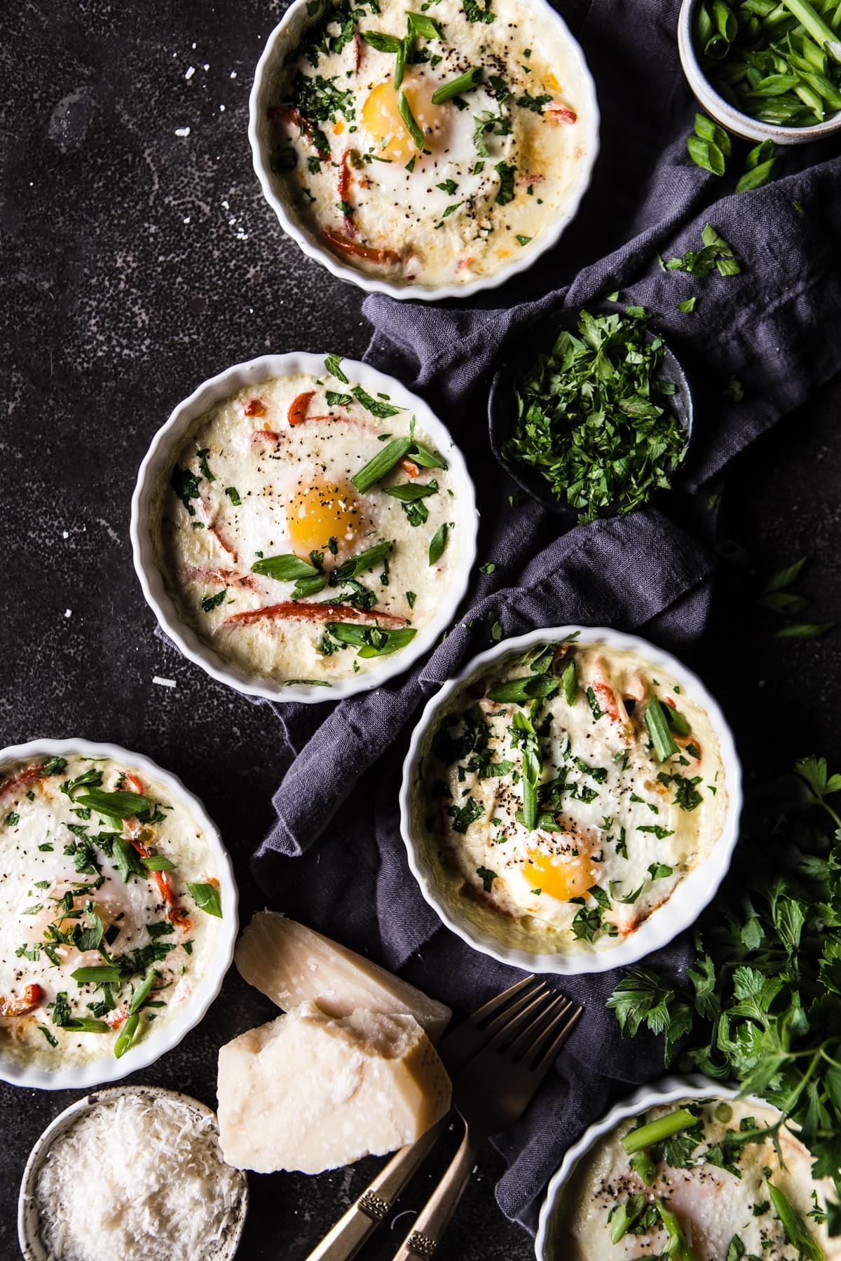4 ramekins with eggs baked in cream with red bell peppers and leeks