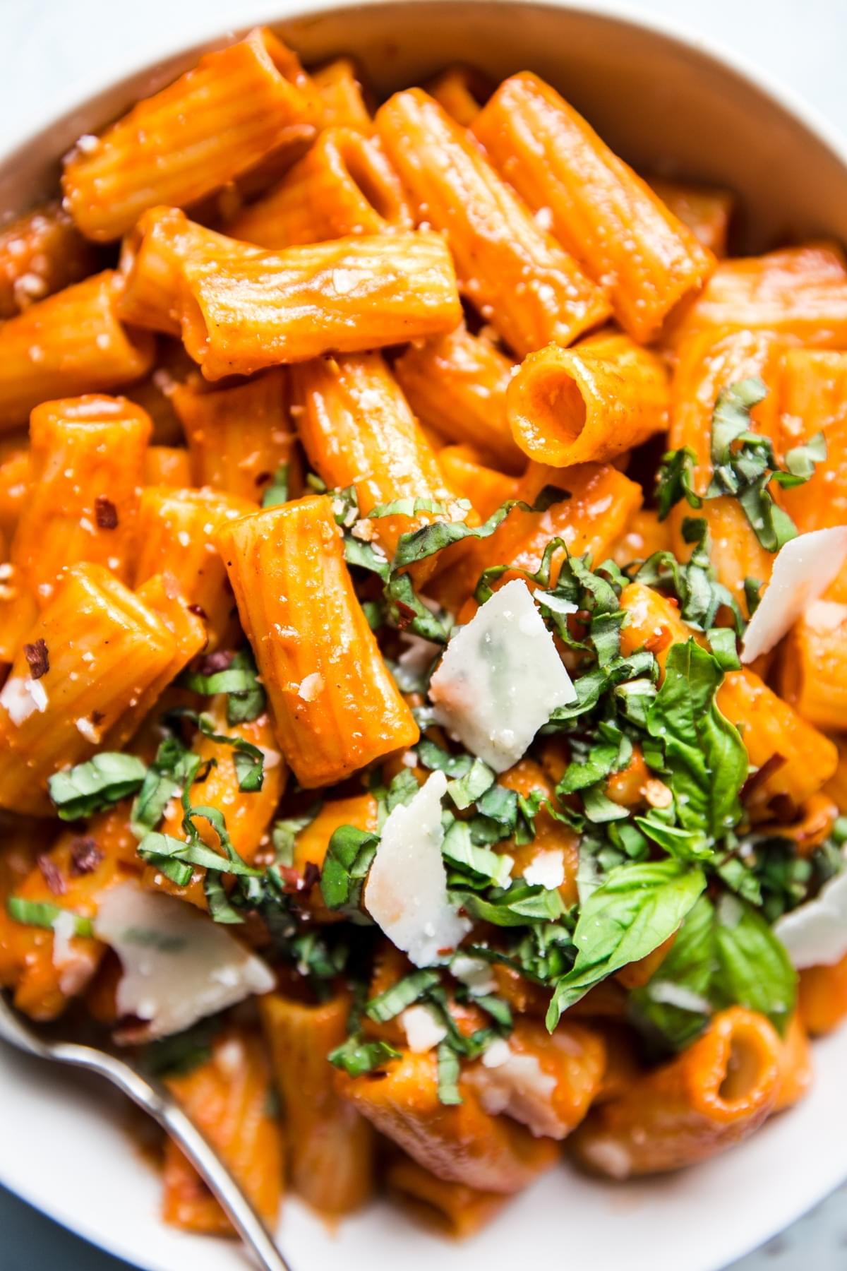 close up of creamy roasted red pepper rigatoni