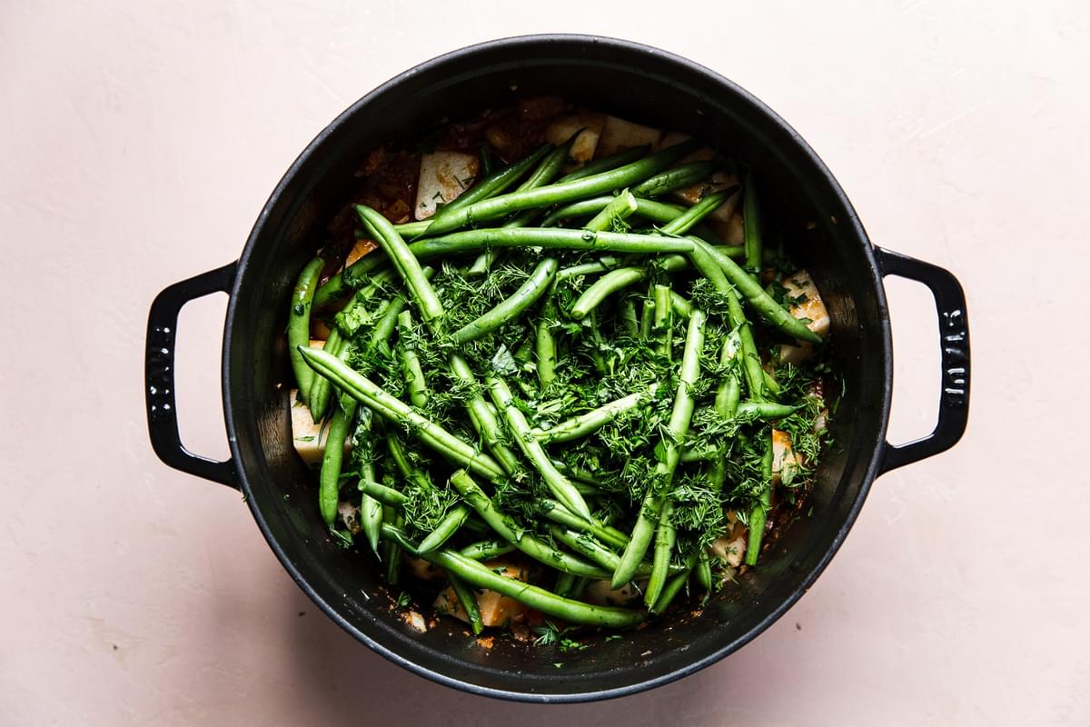 green beans braised in a pot