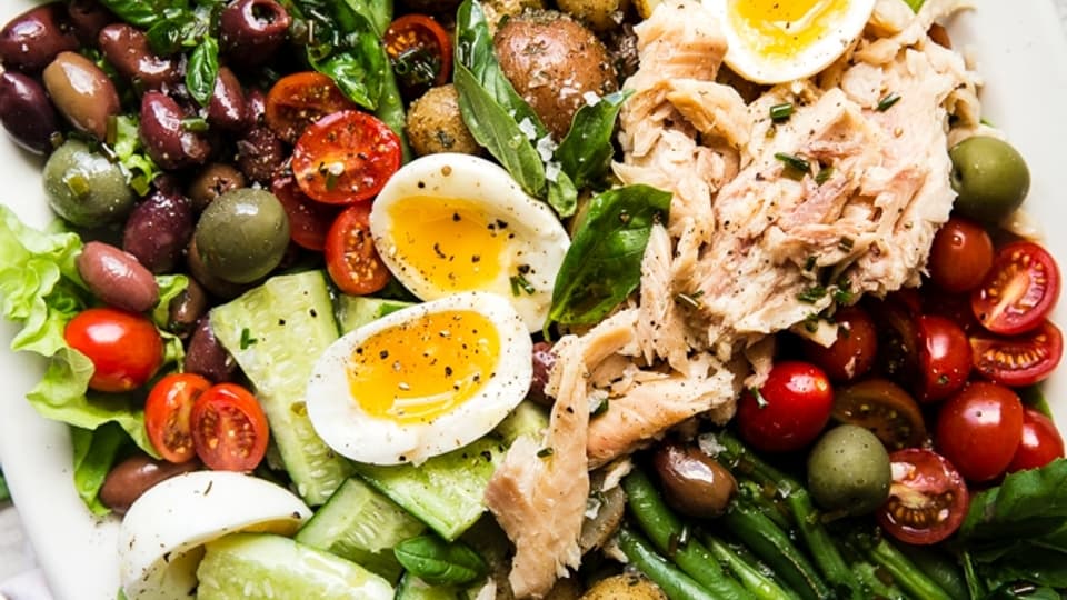 Easy Niçoise Salad with soft boiled eggs, potatoes, green beans