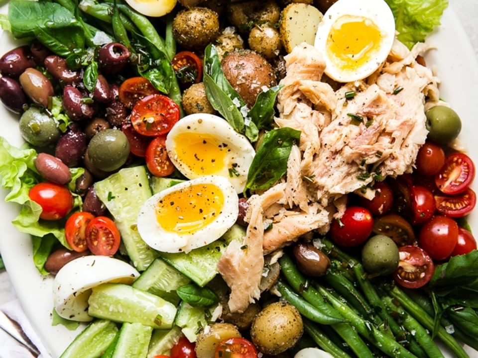 Easy Niçoise Salad with soft boiled eggs, potatoes, green beans