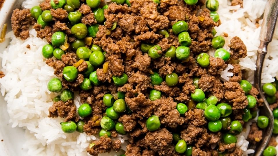 Gingery Ground Beef (Soboro Danbury) with peas on a plate