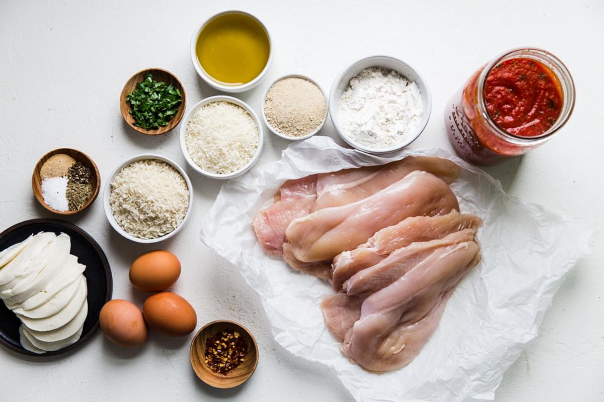 ingredients for chicken parmesan, marinara, panko, bread crumbs, flour, basil, mozzarella, eggs, salt, pepper, olive oil