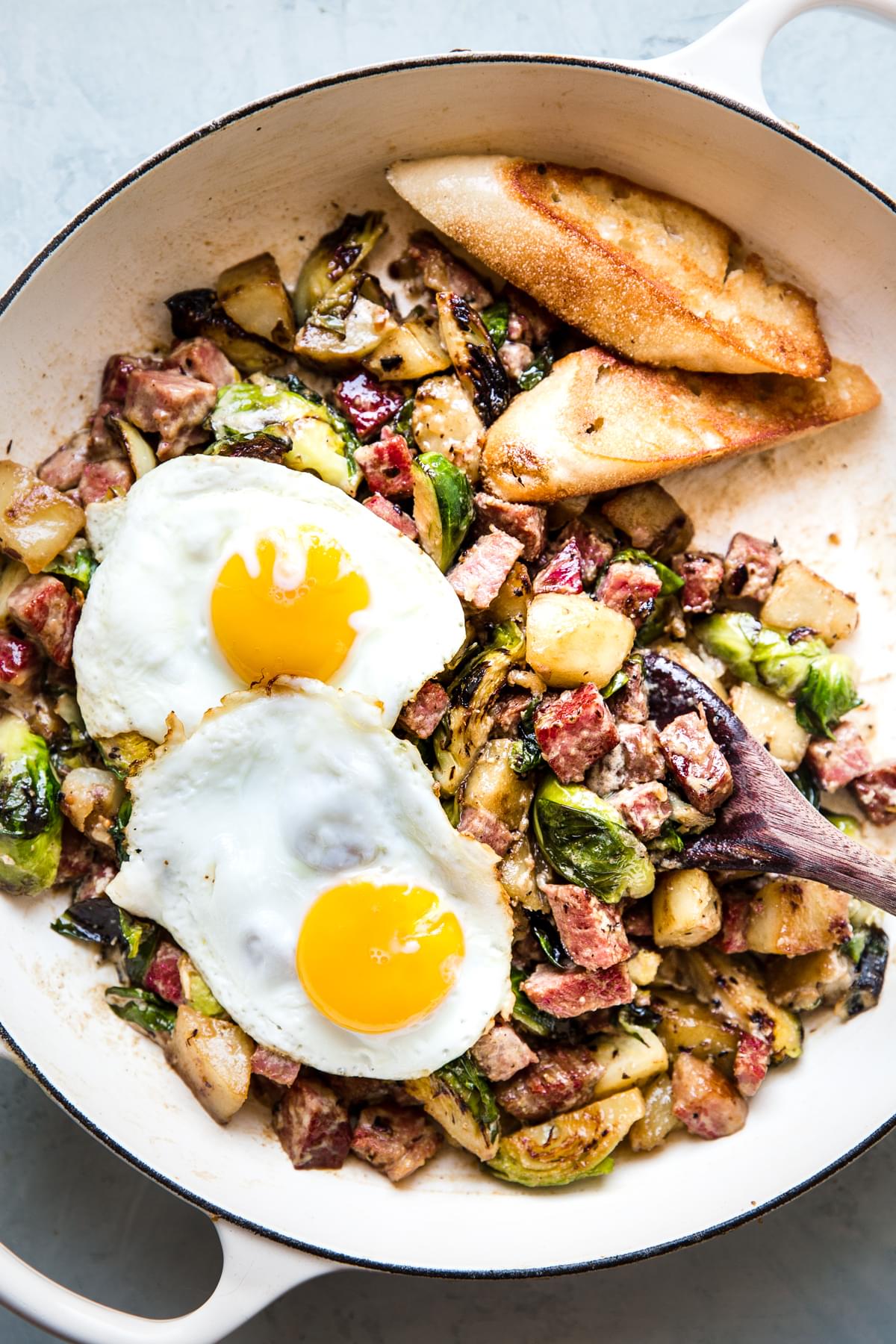 Corned beef hash with fried eggs and cream