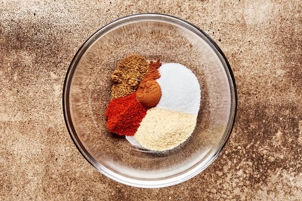 salt, garlic powder, paprika, cumin and cinnamon in a glass bowl