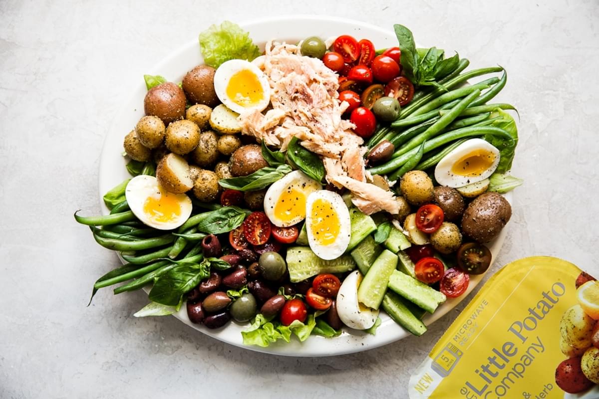 Classic Salad Niçoise wit potatoes, cucumber, olives, green beans and smoked trout.