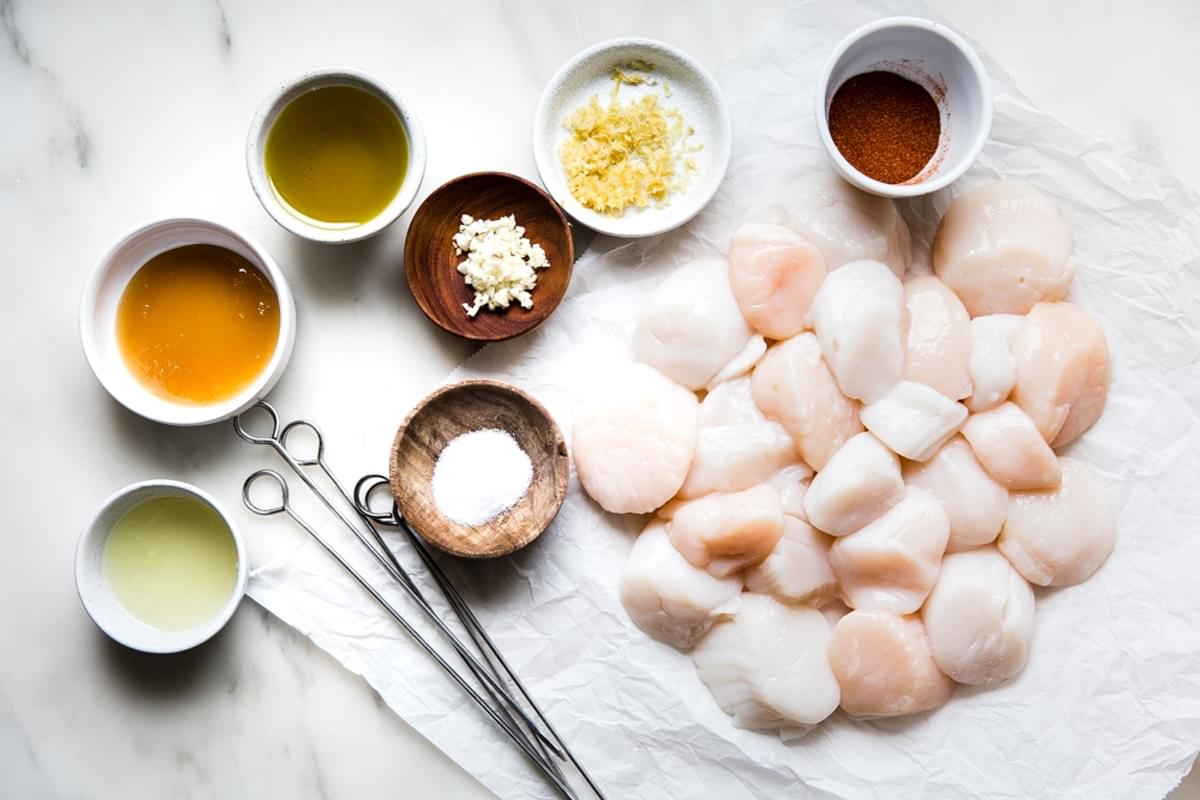 raw sea scallops, salt, garlic, paprika, honey, lemon juice and scallops