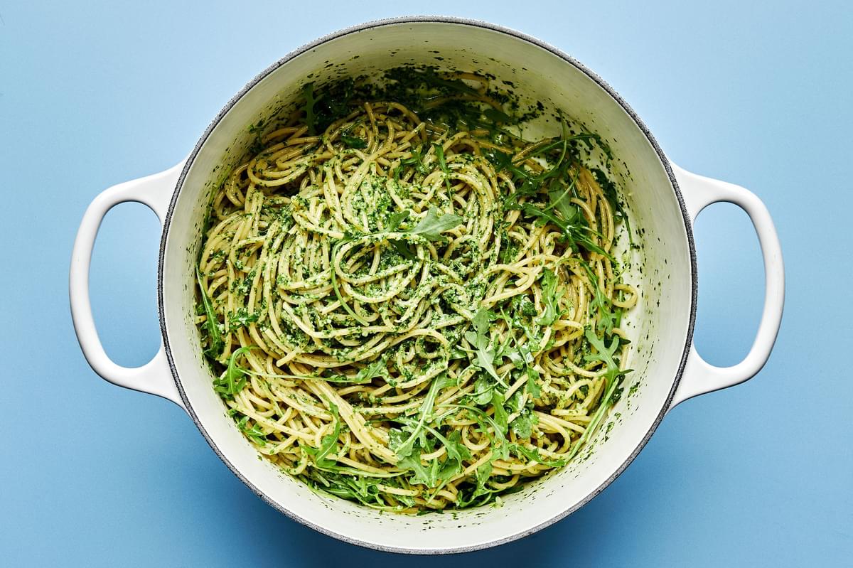 pesto spaghetti with arugula in a large pot