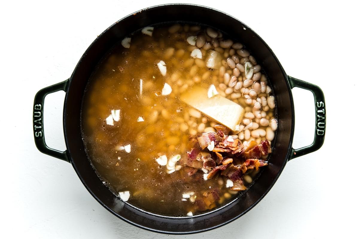 white bean soup with chicken stock, bacon, garlic and white beans