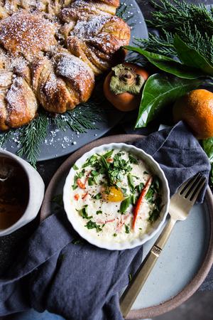 baked eggs with red bell peppers and leeks with cream and parsley