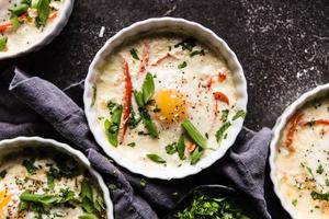 4 ramekins with eggs baked in cream with red bell peppers and leeks