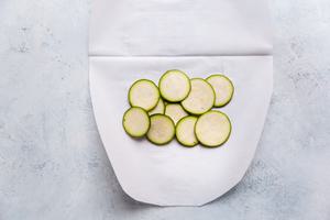 zucchini on parchment paper for en papillote