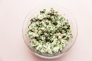 ricotta and spinach filling for pasta in a bowl