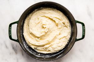 pot of roasted garlic mashed potatoes