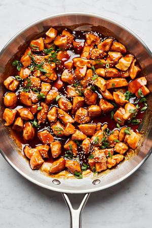 teriyaki chicken in a skillet made with cornstarch, brown sugar, soy sauce, honey, ginger and garlic powder
