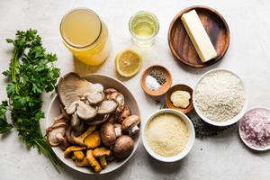 mushrooms, shallots, garlic, thyme, salt, pepper arborio rice, wine, lemon juice, cream, Parmesan and stock in prep bowls