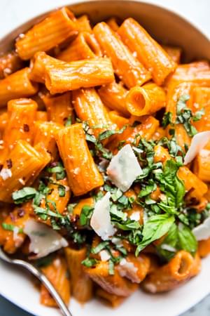 close up of creamy roasted red pepper rigatoni