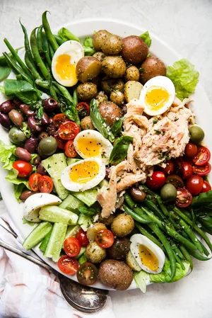 Easy Niçoise Salad with soft boiled eggs, potatoes, green beans