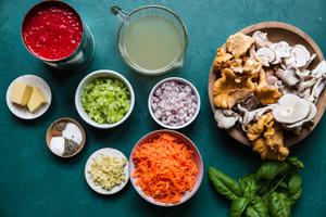 Olive oil, Shallots, Celery, Carrots, Garlic, Mushrooms, Crushed tomatoes, Basil, spices, Sugar
and Red wine in bowls
