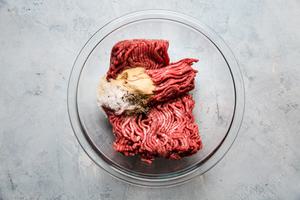 ground beef, onion powder, garlic powder, salt, pepper and Worcestershire being mixed a bowl