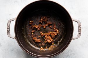 Curry powder and curry paste in a soup pot