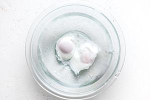 2 eggs in cold water after being poached