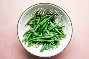blanched green beans in a colander