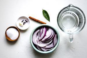 distilled white vinegar, cloves, garlic, sugar, salt, bay leaf, cinnamon stick, red onion, & boiling water in separate bowls