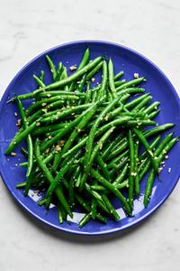 a plate of garlic green beans made with olive oil, garlic, salt and pepper