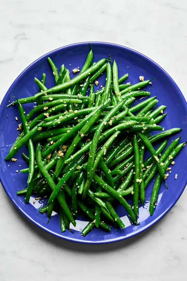 a plate of garlic green beans made with olive oil, garlic, salt and pepper