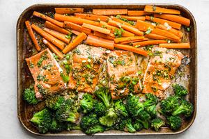 Baking sheet with carrots, salmon and broccoli with a teriyaki sauce