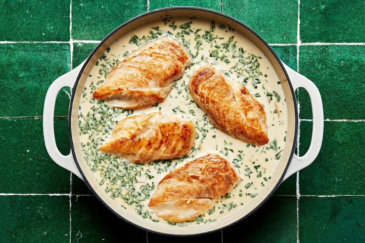 Piersi z kurczaka w sosie estragonowym - klasyk kuchni francuskiej z delikatnym ziołowym aromatem 2 CreamyTarragonChicken Shot2 55 Piersi z kurczaka w sosie estragonowym - klasyk kuchni francuskiej z delikatnym ziołowym aromatem
