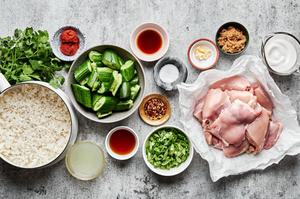 chicken thighs, cucumbers, red curry paste, sesame oil, brown sugar, coconut milk, brown sugar and spices in prep bowls