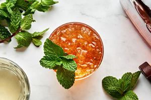 homemade julep in a glass made with fresh mint, bourbon and simple syrup served over crushed ice with fresh mint leaves