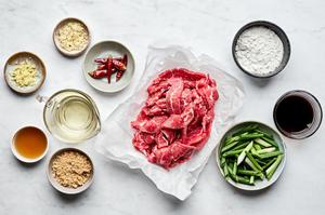 flank steak, shaoxing wine, soy sauce, brown sugar, ginger, garlic, green onion and chili peppers in prep bowls