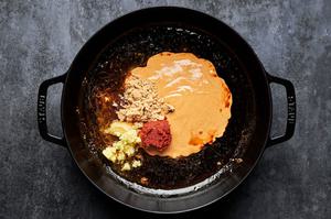 peanut butter, soy sauce, garlic, vinegar, curry paste, ginger and brown sugar in a skillet