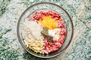 beef, egg, Worcestershire, rice, garlic, Italian seasoning, garlic powder, onion powder, salt, pepper & water in a bowl