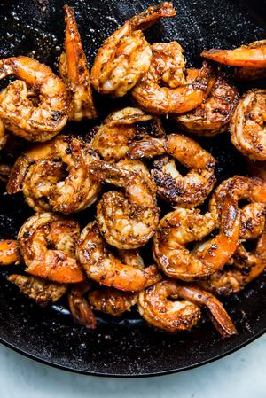 shrimp fajitas with taco seasoning in a cast iron skillet
