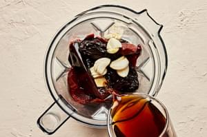 soaked chiles, soaking liquid and garlic in a blender
